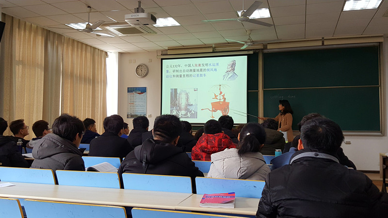 2018-2-26-新学期课堂一派生机盎然-伟德源自英国始于1946开学查课纪实 (2)_副本.jpg