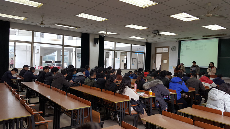 2018-2-26-新学期课堂一派生机盎然-伟德源自英国始于1946开学查课纪实_副本.jpg