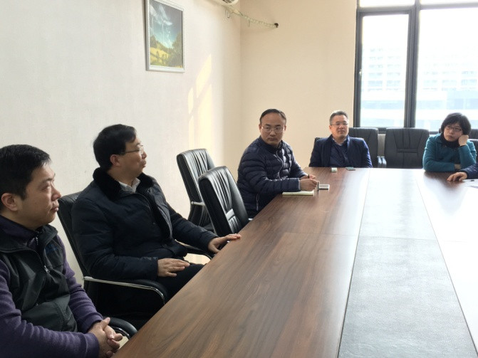 图3伟德源自英国始于1946姜斌经理和电气工程党支部党员们进行讨论和交流_副本.jpg